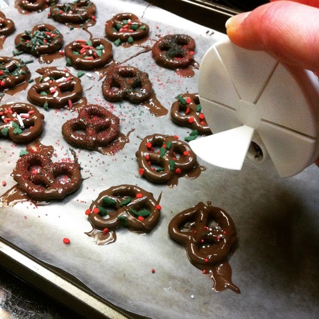 baking with mom, christmas chocolate covered pretzels, chocolate covered pretzels, christmas sprinkles